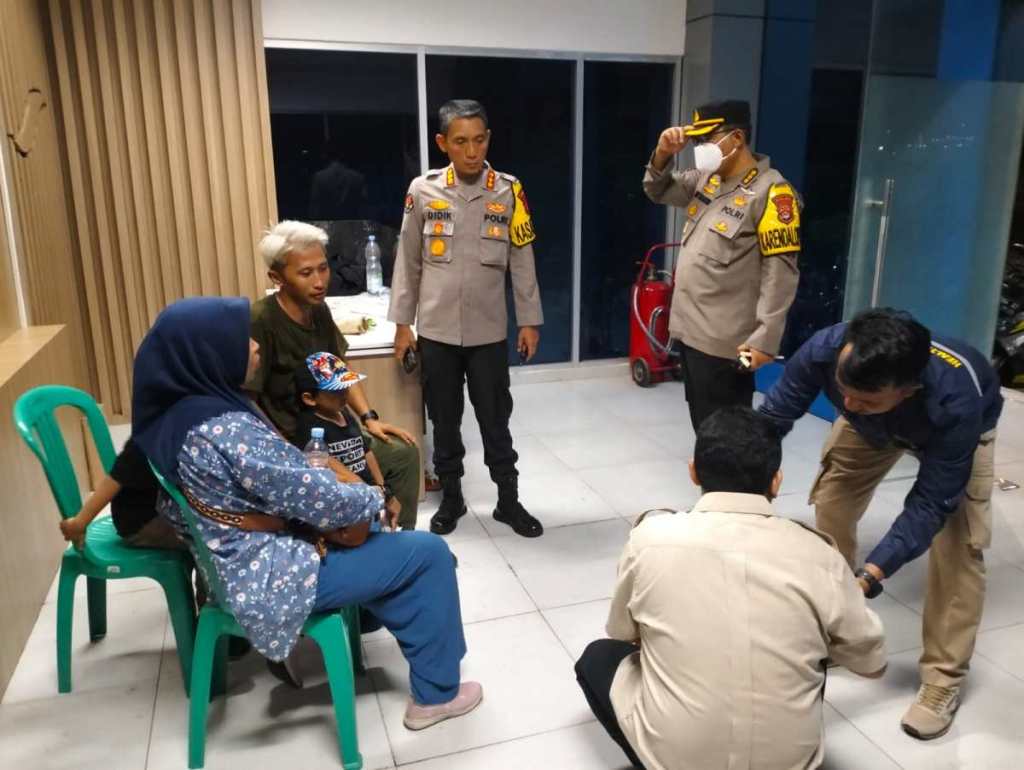 Sigap, Personil Polda Banten Evakuasi Pemudik Yang Sesak Nafas Di Dermaga&nbsp;VII