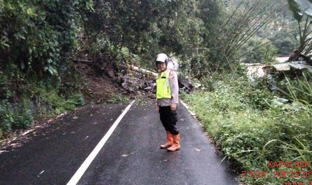Kabid Humas Polda Jabar : Akses Jalan dari Selajambe Menuju Darma Kembali Tertutup&nbsp;Longsor