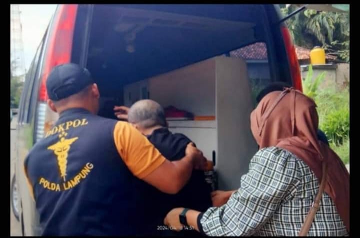 Polisi Bantu Antar ODGJ di Yayasan Panti Sosial Srikandi Bandar&nbsp;Surabaya