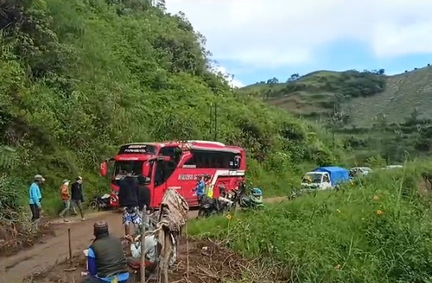 Kabid Humas Polda Jabar : Polisi Evakuasi Material Tanah Longsor Yang Menutupi Jalan Raya Banjarwangi&nbsp;Singajaya