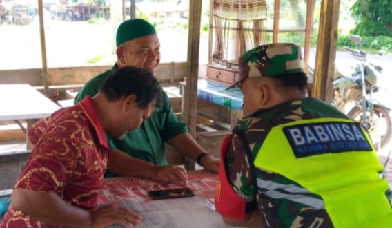 Komsos Bersama Masyarakat Binaan, Babinsa Ingatkan Untuk Selalu Bijak Dalam Menggunakan&nbsp;Medsos