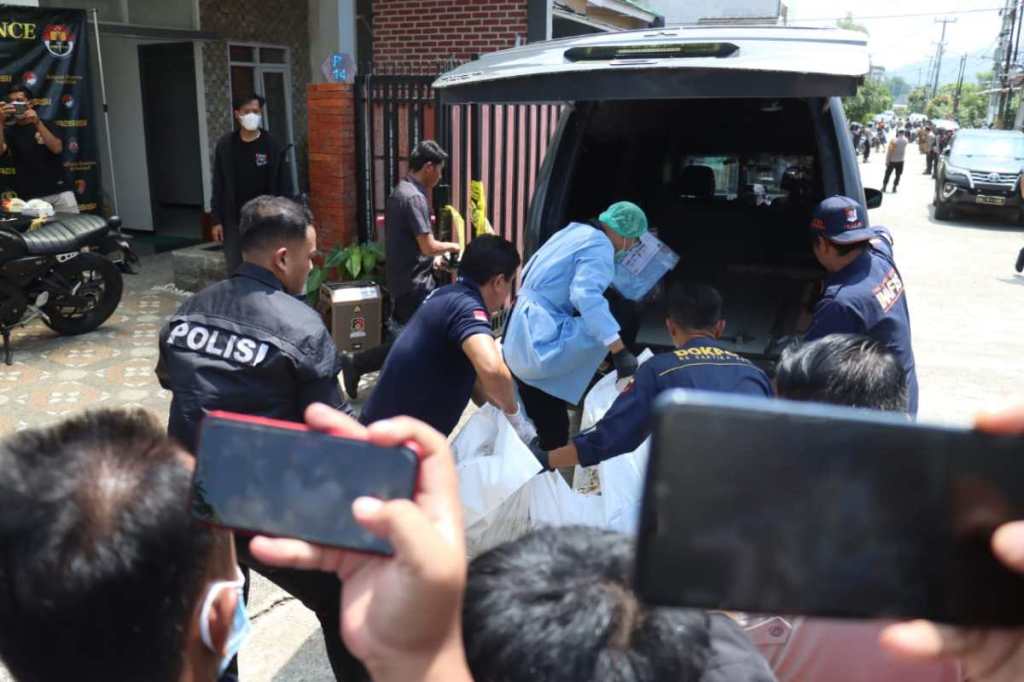Kabid Humas Polda Jabar : Polisi Ungkap Tindak Pidana Pembunuhan Pria Yang Ditemukan Dikubur Dan Dicor Didalam&nbsp;Rumah