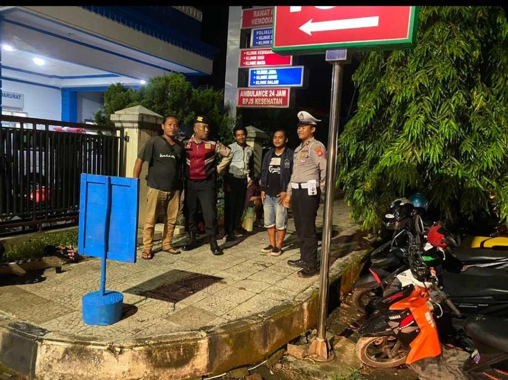 Patroli Polsek Banjar Sambangi Warga Di Malam Hari Berikan Imbauan Kamtibmas