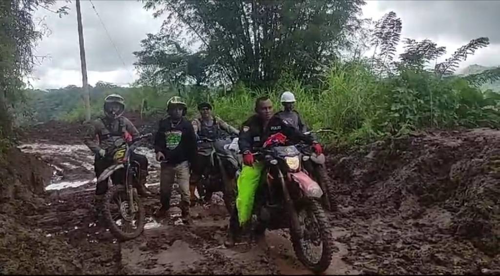 Dipimpin Kapolres, AKBP Safi’i Nafsikin Tim Trail Bhayangkara Polres Palopo Salurkan Bantuan di Desa Rante&nbsp;Balla