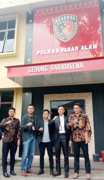 Team Pengacara Kantor Hukum Poeyank, Selaku Pengacara Korban Kekerasan Seksual Terhadap Anak Serahkan Berkas Ke Penyidik Polres&nbsp;Pagaralam.