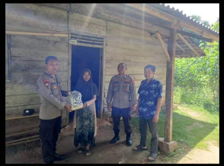 Satbinmas Polres Way Kanan Salurkan Bansos dan Himbauan Warga Tidak Terpengaruh&nbsp;Hoax