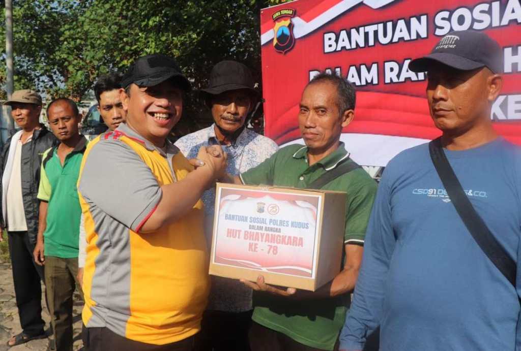 Kepedulian, Polres Kudus Berikan Bantuan Ke Pedagang Pasar Korban&nbsp;Kebakaran.