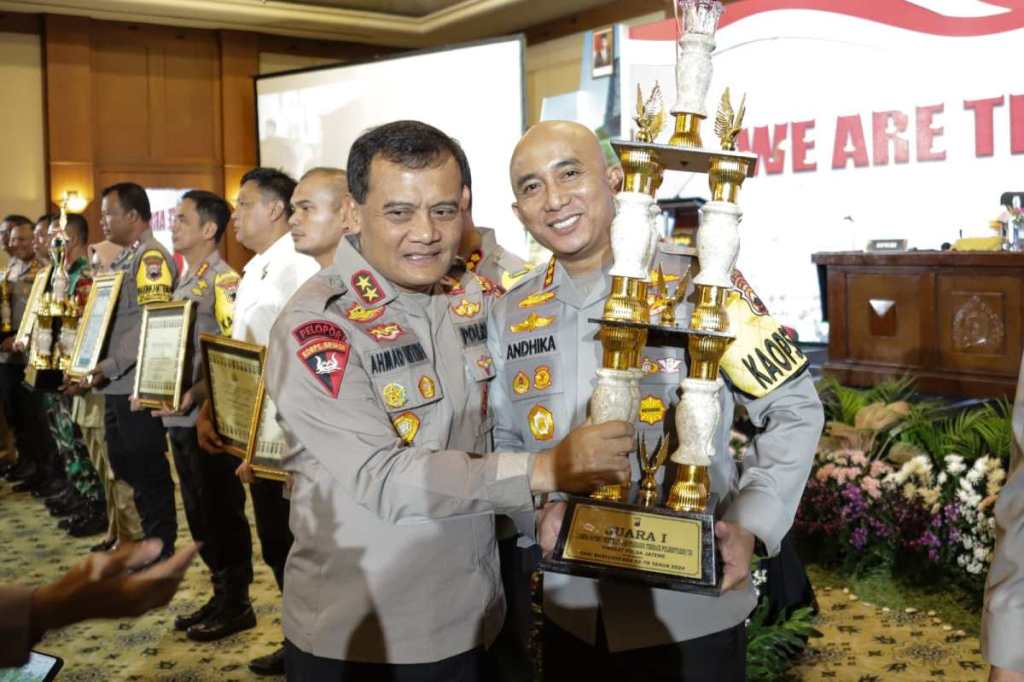 Kapolresta Pati Terima Penghargaan dari Kapolda&nbsp;Jateng