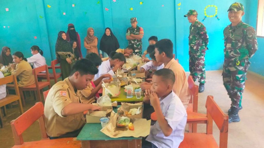 Peduli, Dandim 1403/Plp Letkol Arm. Kabit Bintoro Berikan Bantuan Kepada Siswa SD Kurang&nbsp;Mampu
