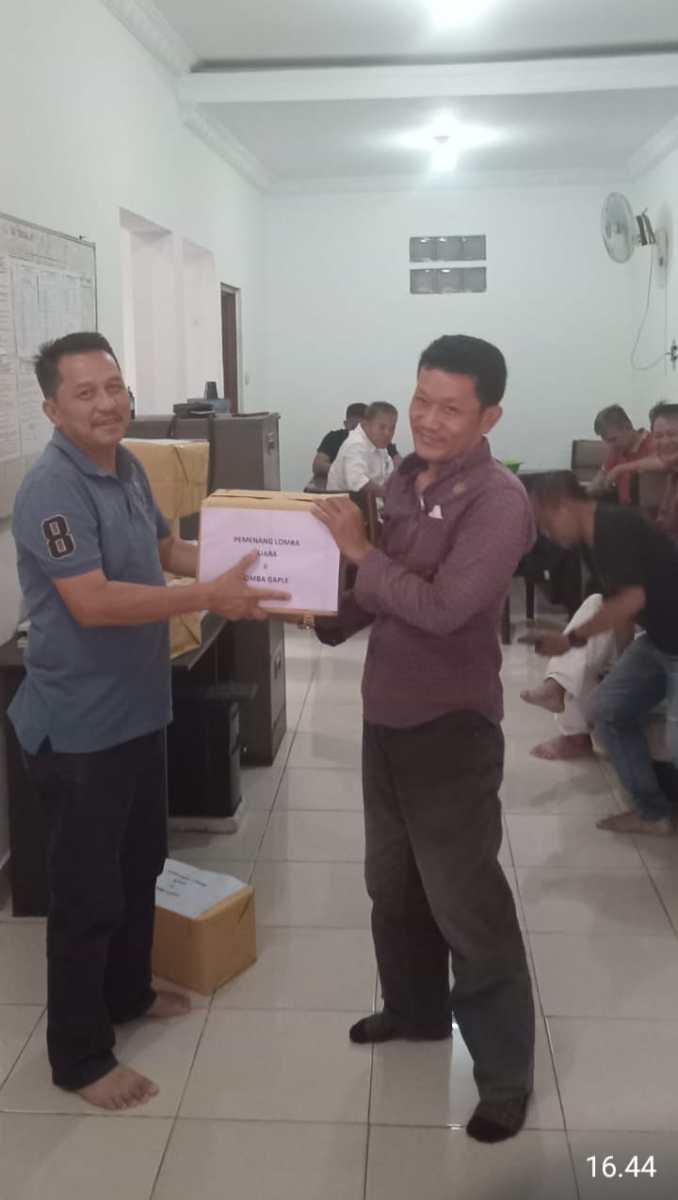 KETUA POKJA WARTAWAN KABUPATEN BOGOR. MEMBAGIKAN HADIAH PERLOMBAAN DALAM RANGKA MEMPERINGATI HUT RI&nbsp;KE-79