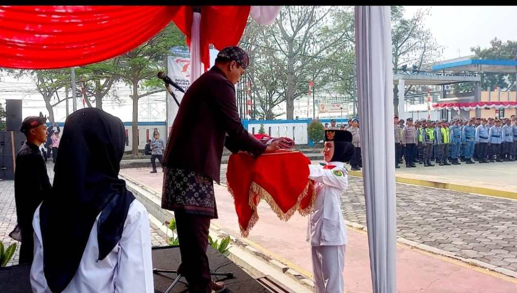 Camat Rofiran Memimpin Upacara Hari Kemerdekaan Ke-79 Menyampaikan Keberhasilan Dan Pencapaian Program 13 Skala Prioritas Bupati&nbsp;Bandung.