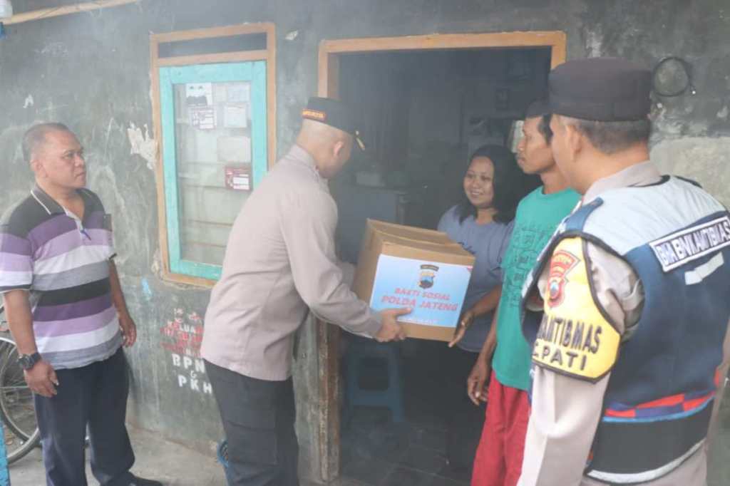 Kapolresta Pati Pimpin Jumat Berbagi Berkah Slum Area Desa Panjunan dan&nbsp;Sidokerto