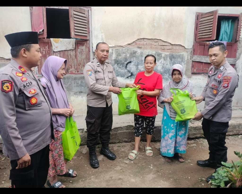Kapolres Lebak Melalui Kapolsek Panggarangan Berikan 20 Paket Sembako Kepada 20 Warga Yang Kurang Mampu dan&nbsp;Lansia
