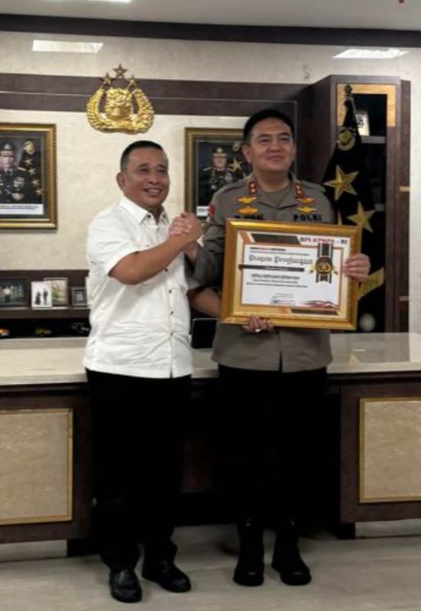 Ketua Umum BPI KPNPA RI Serahkan Penghargaan kepada Kapolda&nbsp;Riau