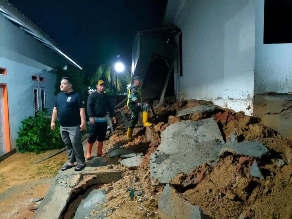 Tanggap Bencana, Babinsa Koramil 08/Rantau Cek Rumah Warga Terdampak&nbsp;Longsor