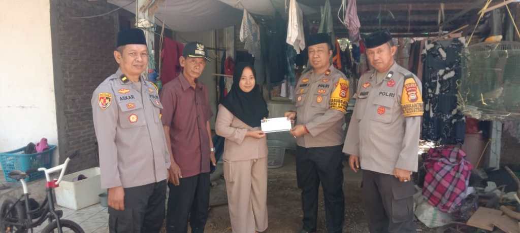 Kasat Binmas Polres Maros Didampingi Kades Moncongloe Bulu, Serahkan Bantuan dari Kapolres Maros untuk Masyarakat Miskin di Desa Moncongloe&nbsp;Bulu.